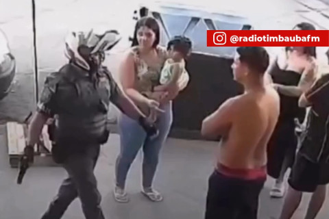 Policial militar agride mulher com bebê no colo