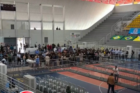 Seis dos sete atletas vitimados em acidente de ônibus em Tauá são velados no Ginásio Poliesportivo de Juazeiro do Norte