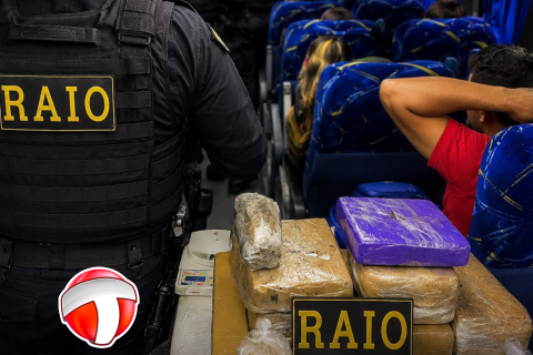 RAIO intercepta ônibus e apreende mais de 17 kg de drogas na BR-020, em Tauá
