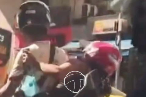 Motociclista quebra vidro de ônibus após discussão no trânsito e é abordado por agentes