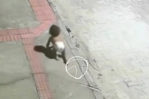 Bebê de 1 ano é encontrada engatinhando sozinha em avenida durante a madrugada no ES
