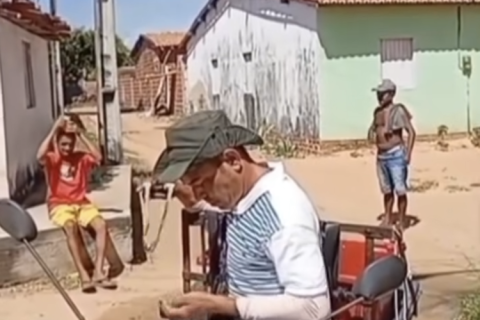 Homem aceita desafio e tem copo acertado por baladeira