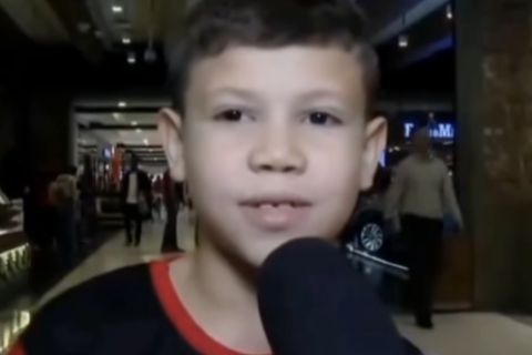Menino de 8 anos emociona apresentadora ao mandar recado para o pai que faleceu
