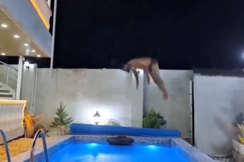 Homem tenta dar mortal da varanda para cair na piscina e salto termina em acidente
