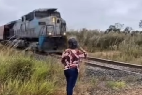 Mãe se emociona ao ver filha comandando trem em Mato Grosso