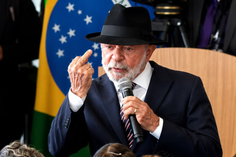 Gesto de Lula durante discurso no Palácio do Planalto viraliza e gera repercussão nas redes sociais
