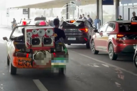 Carro com paredão de som chama atenção na área de desembarque do Aeroporto Pinto Martins