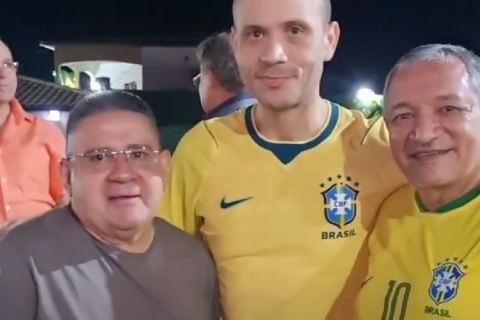 Presidente da Câmara de Nova Russas reúne vereadores, amigos e familiares para acompanhar Brasil x Escócia