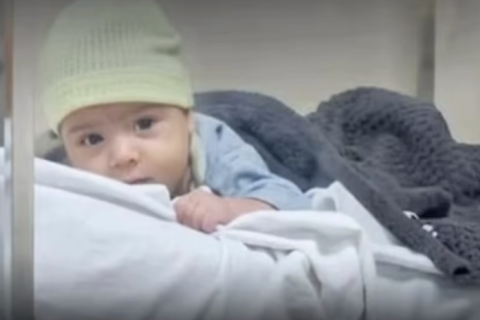 Bebê de 4 meses emociona a internet após abandono em hospital: "Levanta a cabeça esperando alguém"