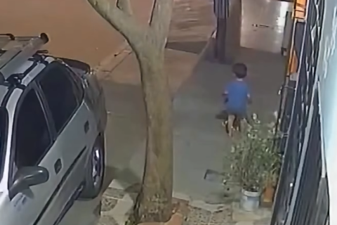 Um segundo de distração e a criança foi parar na rua!