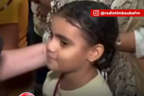 Menina comove ao lembrar da mãe durante Festa do Carmo em Recife