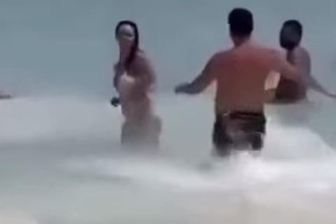 Banhistas se unem para proteger mulher vítima de agressão na praia