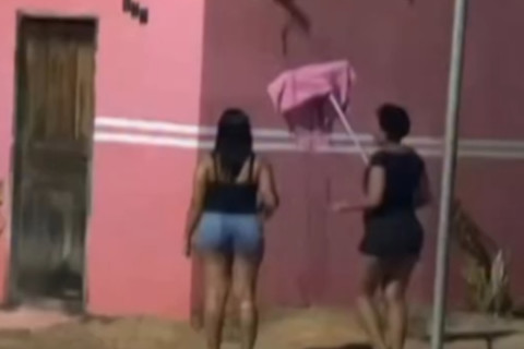 Dupla é flagrada furtando galinha; uma cobre a câmera durante a ação