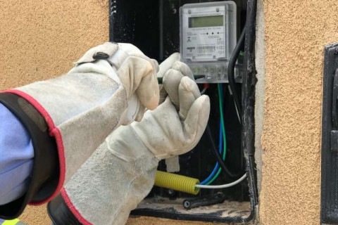 Operação flagra furto de energia em clínica terapêutica e termina com prisão em Nova Russas