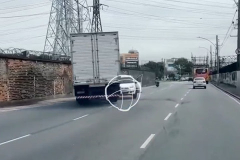 Motorista de caminhão empurra carro após discussão de trânsito no Rio de Janeiro