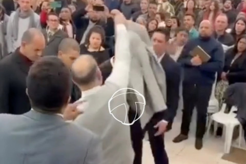 Pastor surpreende ao derrubar vários homens apenas com o toque do paletó