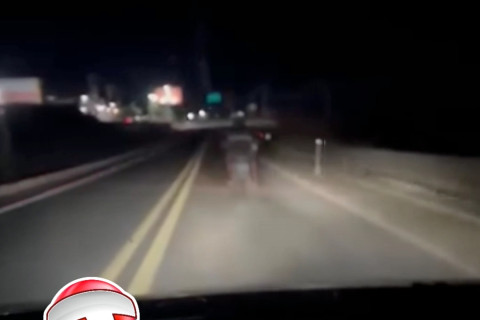 Motocicleta sem lanterna traseira quase provoca acidente na CE-265, em Nova Russas