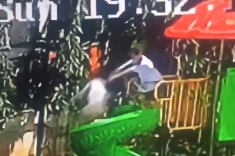 Menina é empurrada por garoto mais velho e sofre queda em parque infantil