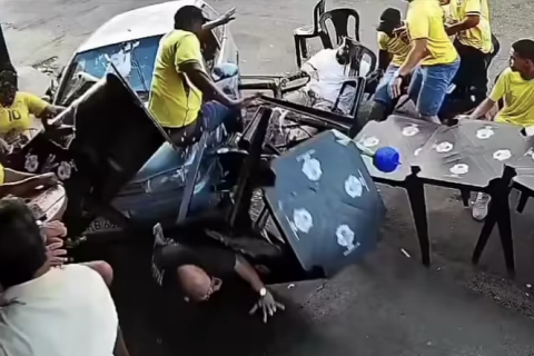 Carro invade rua e atropela torcedores durante transmissão de Brasil x Noruega