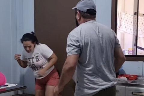 Homem tenta beijar a mulher e recebe resposta inesperada