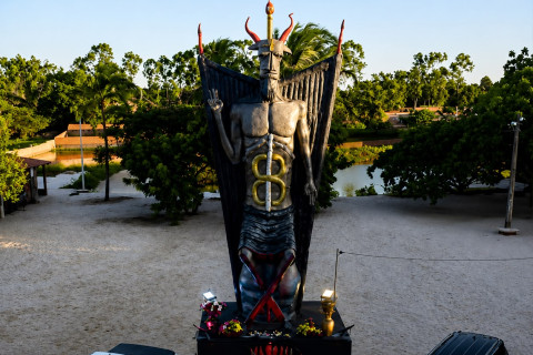 Estátua de 11 metros do Diabo chama atenção no Ceará