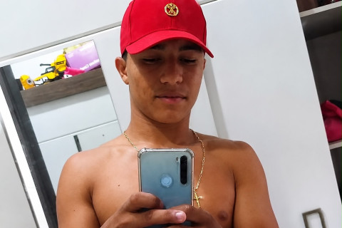 Jovem é assassinado com tiros na cabeça e nas costas em bar de Crateús