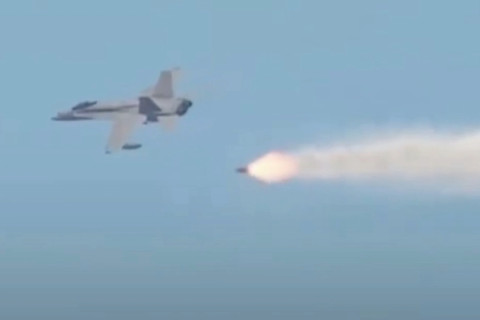 Caça F/A-18 Hornet realiza manobra impressionante para escapar de míssil Osa-AKM