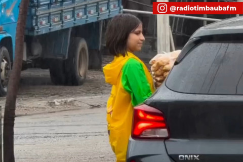 Menina comove ao vender o próprio cabelo para ajudar a família