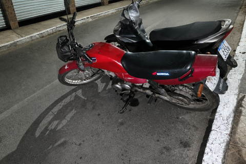 Motocicleta está há mais de três dias estacionada no Centro de Nova Russas