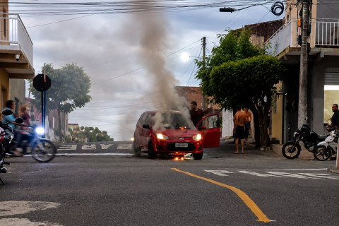 Automóvel pega fogo no bairro Pantanal e mobiliza Defesa Civil, Guarda Municipal e Demutran em Nova Russas