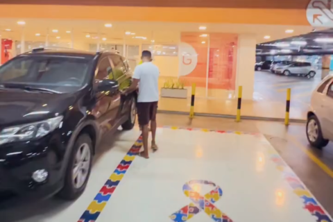 Delegado confronta homem após uso indevido de vaga exclusiva para autistas em shopping: "Eu boto o carro onde eu quiser"
