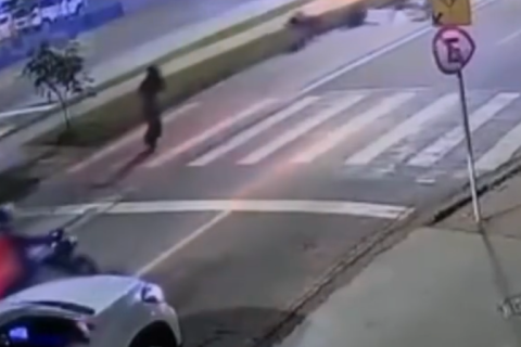 Bebê de 1 ano é atropelado por motociclista na faixa de pedestres em Sorocaba