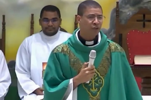 “É padre pedófilo, pastor roubando e católico batendo em mulher”, dispara padre durante sermão e causa polêmica