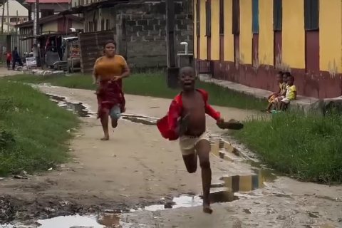 Filho corre como nunca ao ver a mãe vindo com um "motivacional" nas mãos